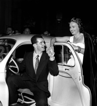 Ginette Leclerc, protagonista femenina de la película Gas Oil, Félicité Jean Brouat en el Renault 4 Cv durante una velada en la Salle Pleyel con motivo de la presentación de la película Gas Oil el 13 de octubre de Unknown